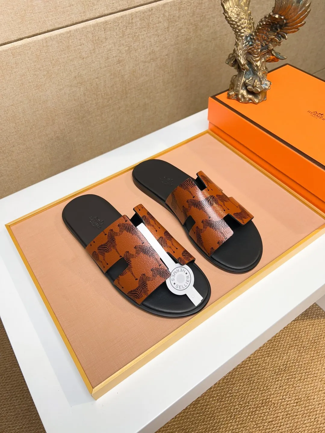 Men's clothing and shoes 💰280 💅💅💅 new arrival. Hermes Hermes official website latest counter synchronized new oran color leather H slippers, the original Paris version flew back to the original model and opened the mold to make it perfectly🍌The highest quality Sincerity, you can enter and leave the counter at will [Deyi] The upper is made of original customized  colored palm prints, crocodile print, ostrich print, colored cow leather, colored cow suede, 🤔 horse hair, 🥳 colored diamonds, 🥰 3D printing, and other genuine leather slippers, imported cow pattern foot pad lining, Italian  latest original genuine leather combination outsole Code number: 38-48 (customized at 46.47.48) Can be made into picture combination sole with genuine leather pattern and ordinary molded outsole
